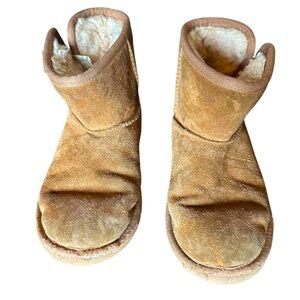 UGG Youth Size 2 Chestnut Classic Short Sheepskin Suede Boots